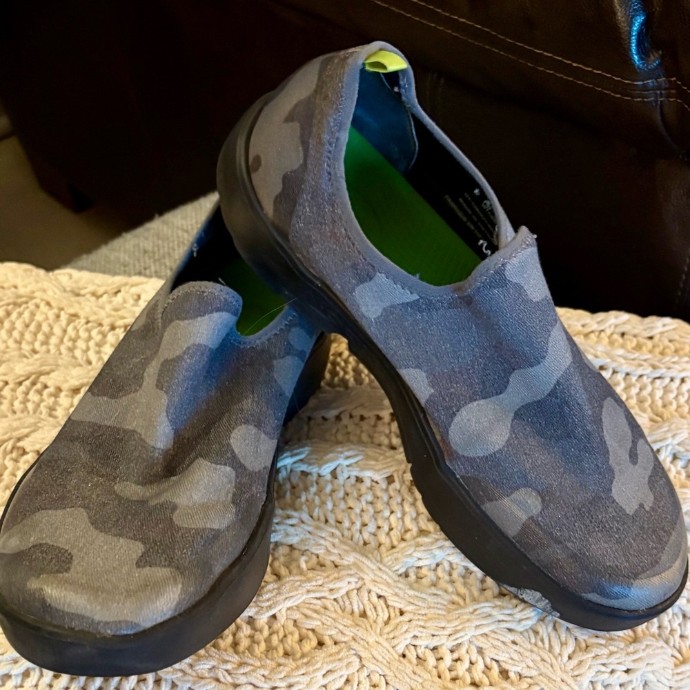 Women’s Oofos Oomg EeZee Blue Camo Shoes Size 11